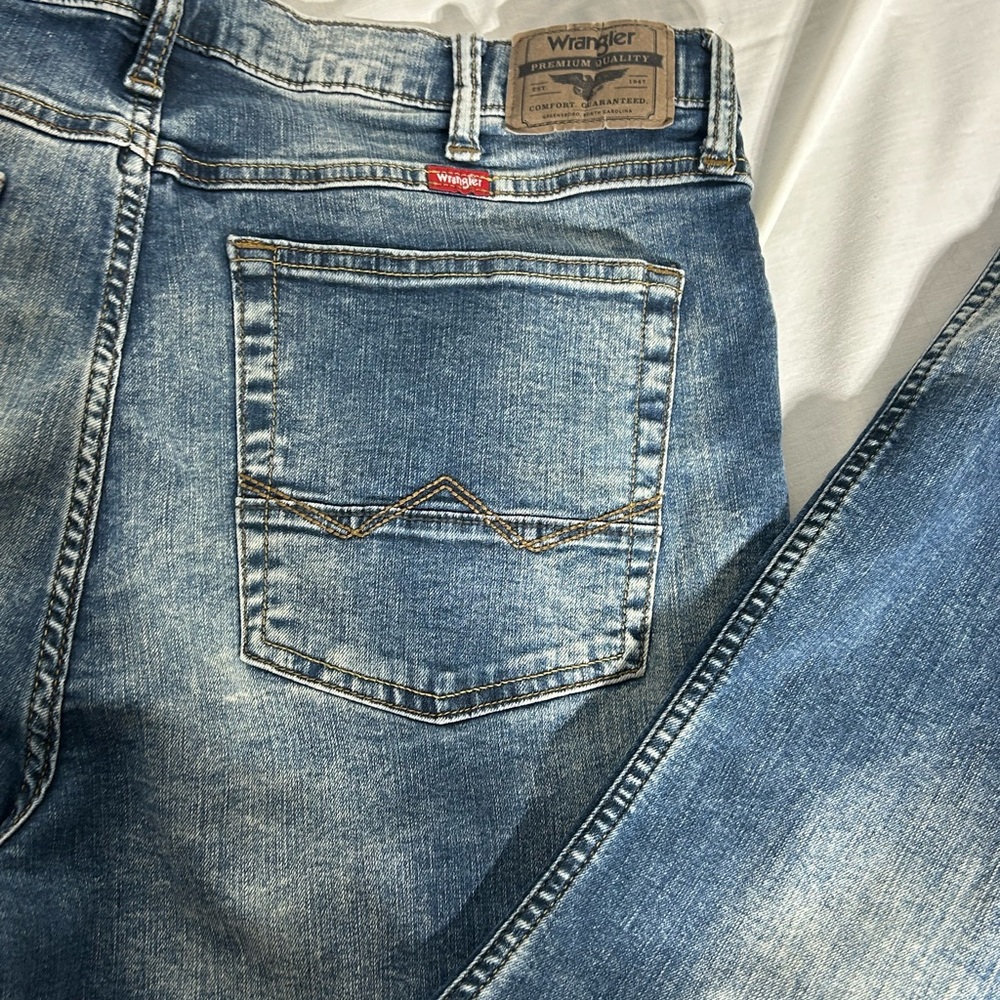 Wrangler Men's Relaxed Fit Blue Jeans